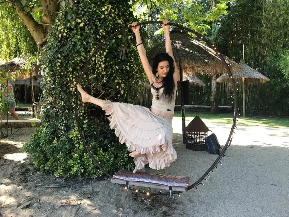 Christelle Iagnemma in einem Luftring, in einem Garten