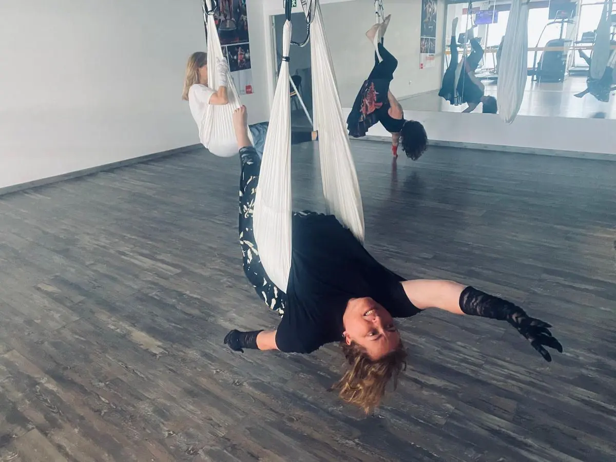 Lächelnde Umkehrhaltung im Tuch im Studio