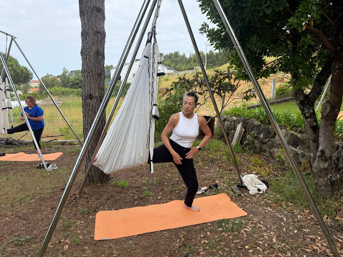 Alongamento com o pé no tecido, num jardim