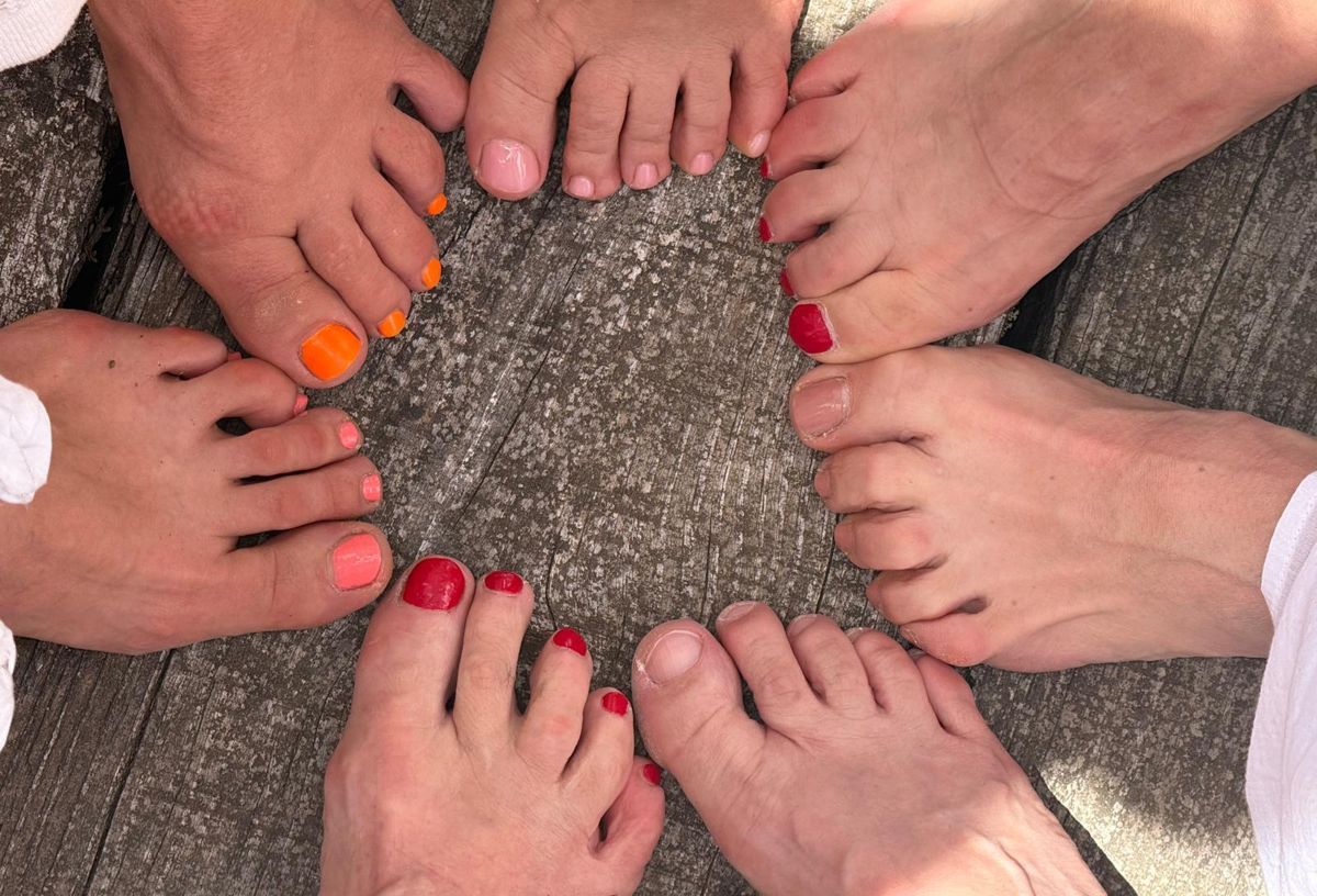 Un cercle de femmes, pieds nus, unies